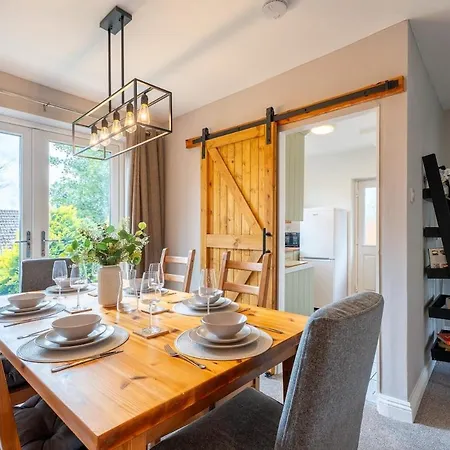 Prime Headingley Location Perfect For Large Groups Holiday home *