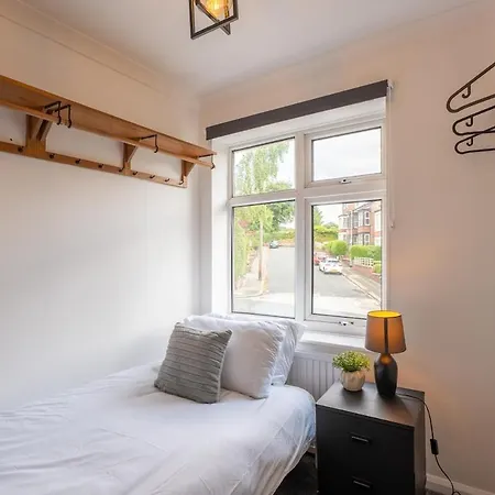 Prime Headingley Location Perfect For Large Groups *