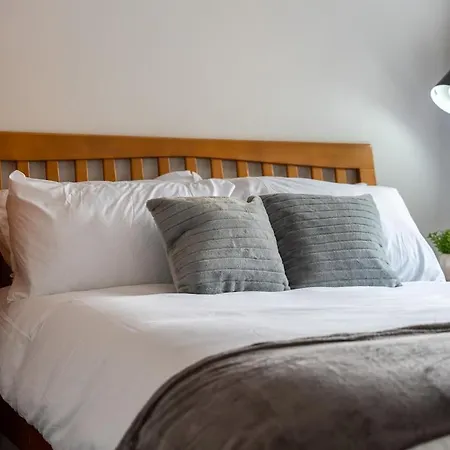 Prime Headingley Location Perfect For Large Groups * Leeds (West Yorkshire)