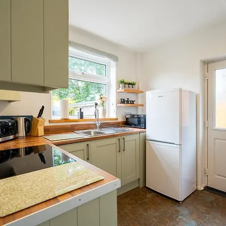 Prime Headingley Location Perfect For Large Groups