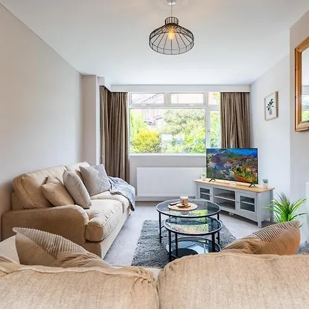 Prime Headingley Location Perfect For Large Groups